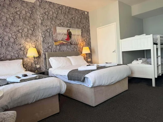 Gold, Family, Twin Beds, 1 Double and 1 Single Bed, Sea View, Sofa، Hotel Mon Ami 3/5