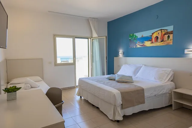 غرفة كومفورت ثلاثية بسرير مزدوج وسرير فردي بإطلالة على البحر، CDSHotels Terrasini 4/10