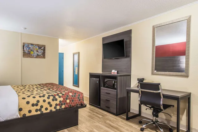 غرفة بسرير كينج، Econo Lodge Garden City - Savannah 3/3