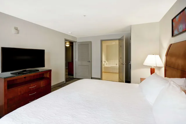 جناح بسرير كينج، Hilton Garden Inn Gulfport Airport 2/4