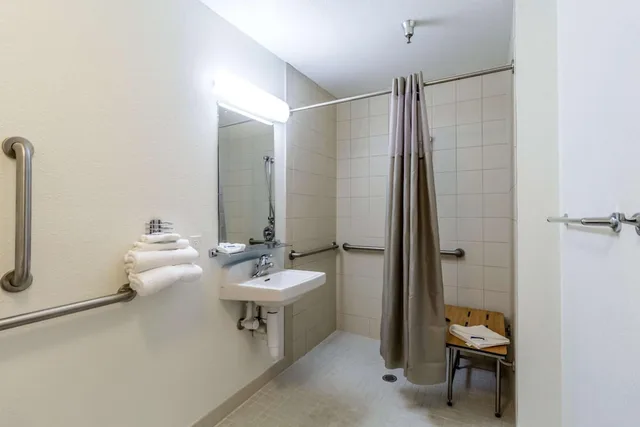 Deluxe, Queen Bed, Motel6 Kirkland, WA - North Kirkland 7/7