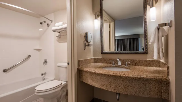 غرفة بزنس بسرير كينج، Best Western Plus Executive Inn 4/11