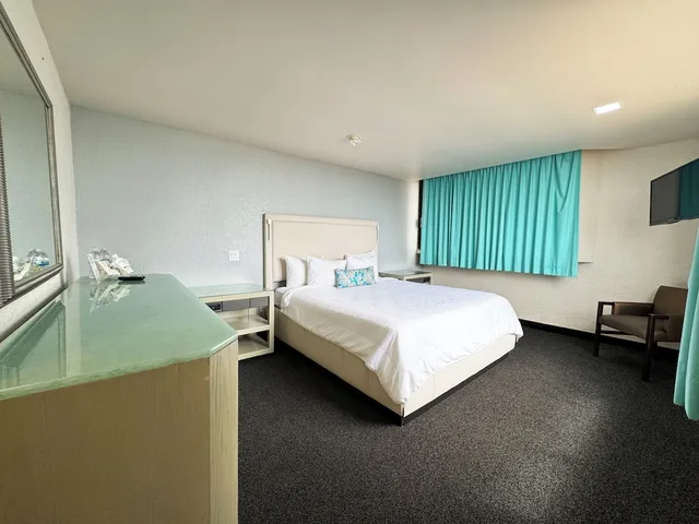 غرفة جونيور بسرير كوين، Corona Plaza Hotel 1/4