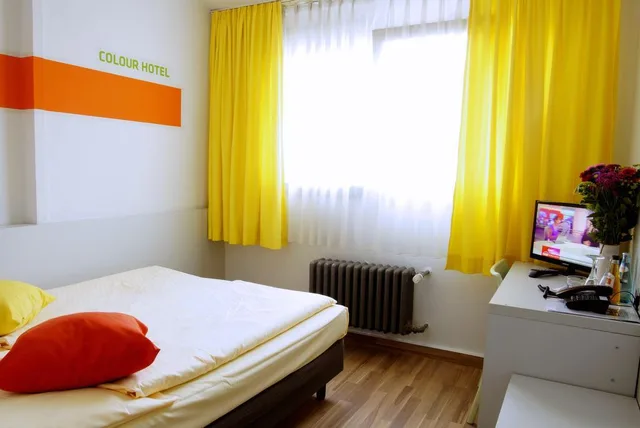 غرفة قياسية ثلاثية، Colour Hotel 1/1