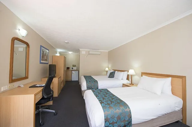 Shared, Twin Beds, 1 King and 1 Single Beds، Harbour Sails Motor Inn 1/3