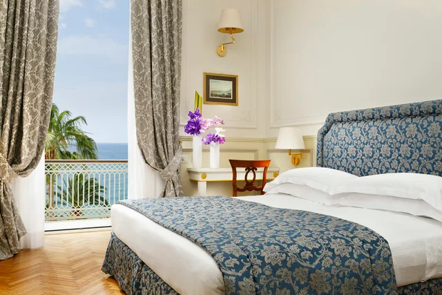 غرفة كلاسيكية بإطلالة على البحر بشرفة، Royal Hotel Sanremo 1/1