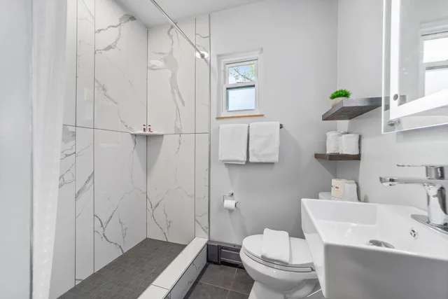 غرفة بسرير كوين، Glass House Inn 4/7