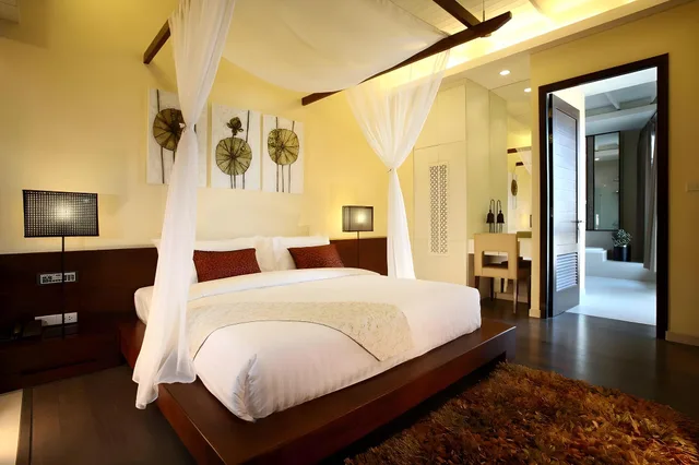 Premier, King Bed, De Chai Colonial Hotel & Spa 2/2