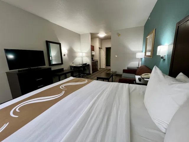 غرفة قياسية مع أريكة، Quality Inn and Suites Near University 1/6