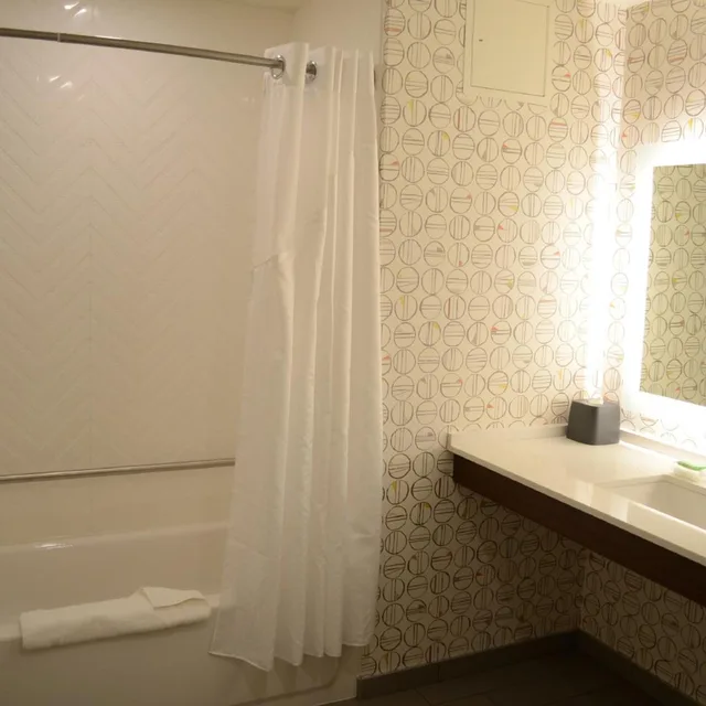 غرفة بسريرين كوين مع أريكة، Holiday Inn Edmonton S Ellerslie Rd 9/9