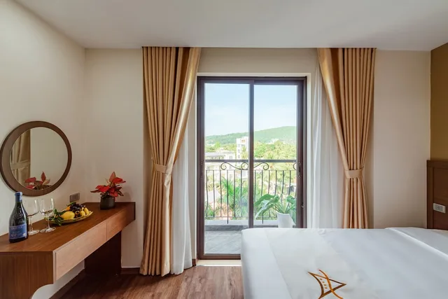 غرفة ديلوكس بسرير كوين وسرير فردي بإطلالة على الحديقة، Aquasun Hotel 4/7