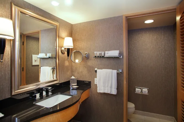 غرفة بانورامية بسرير كينج بإطلالة على المرفأ، Pan Pacific Vancouver 1/1