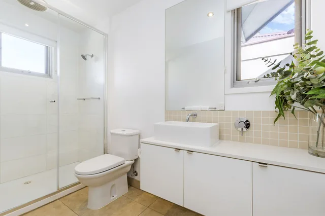 1 Bedroom, Suite, Twin Beds, The Victoria Apartments 3/4