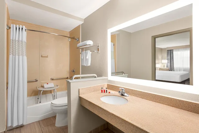 غرفة بسرير كينج بحوض استحمام لذوي الإعاقة، Days Inn by Wyndham Paris 3/3