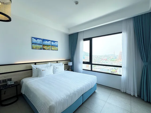 غرفة ديلوكس بسرير كينج بإطلالة على المدينة، Odin Hotel Quy Nhon 2/7