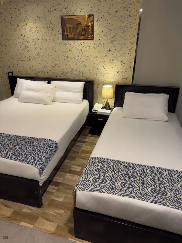 غرفة بريميوم ثلاثية بسرير كوين وسرير فردي بإطلالة على الجبل، Turquoise Pyramids & Grand Egyptian museum view Hotel 3/10