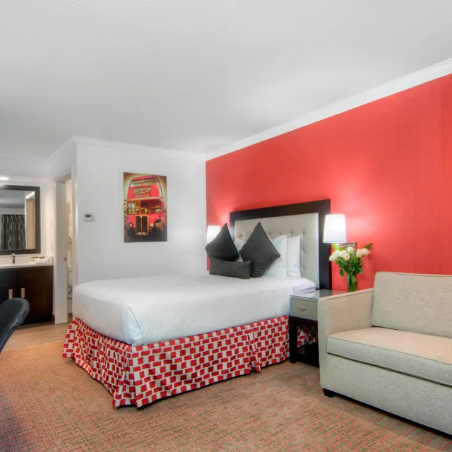 غرفة بسرير كينج مع أريكة، Aggie Inn, an Ascend Collection Hotel 1/2