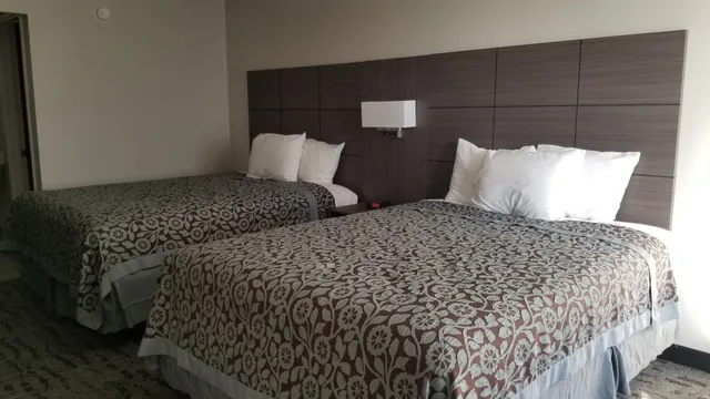 Room, 2 Queen Beds, Days Inn and Suites by Wyndham Charleston Airport West 2/4