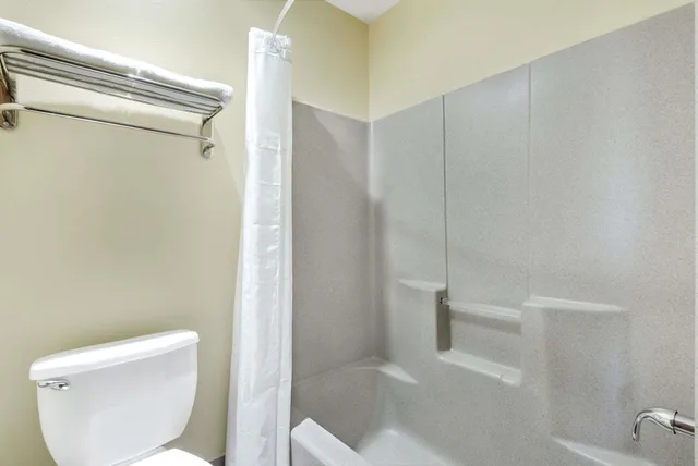 Room, Double Bed, Super 8 By Wyndham Kansas City 10/10