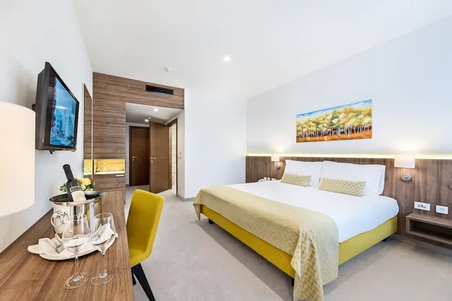 Room, Queen Bed, Garden Hill 1/5