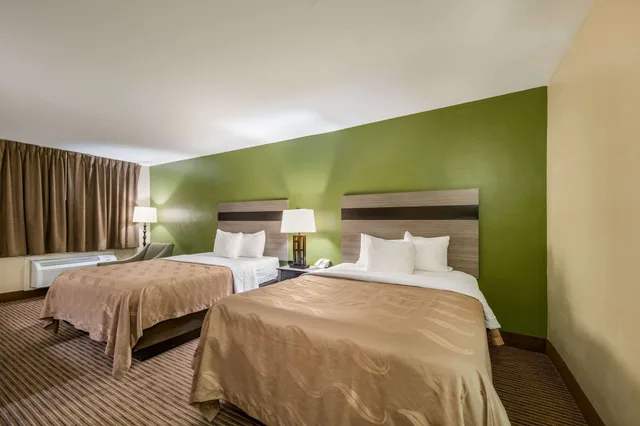 غرفة قياسية بسريرين مزدوجين، Quality Inn Suites Garland East Dallas 2/6