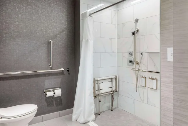 غرفة بسريرين كوين، Cambria Hotel Niagara Falls 2/3