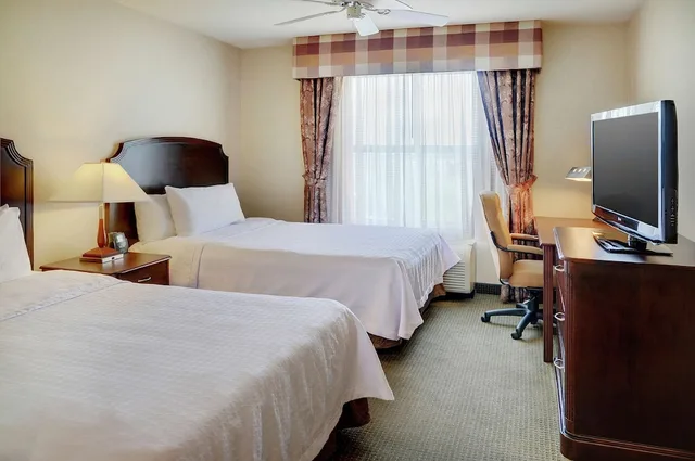 جناح كومفورت بسرير كينج وسريرين مزدوجين بغرفتي نوم مع أريكة، Homewood Suites By Hilton Burlington 10/10