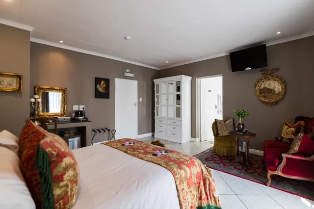 Luxury, Suite, Queen Bed, Bath and Shower، Duke And Duchess Boutique Hotel 2/2