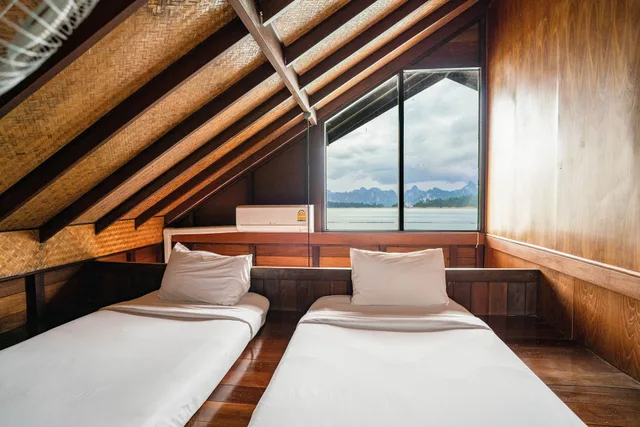 جناح ديلوكس بسرير كينج وفرشتي فوتون مع أريكة، 500 Rai Khao Sok Floating Resort 1/3