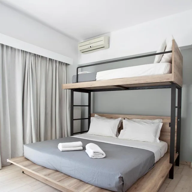 غرفة عائلية، Athens Studios 1/7