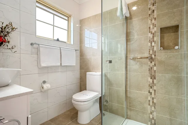 2 Bedrooms, Cherry, Family, Cottage, 1 Queen and 3 Single Beds، Swansea Cottages & Motel Suites 4/6