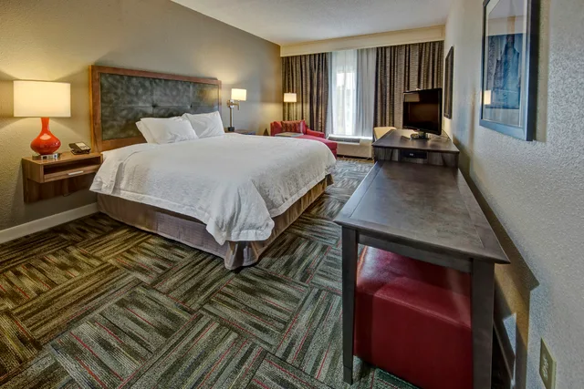 غرفة بسرير كينج، Hampton Inn Newbery Opera House 2/4