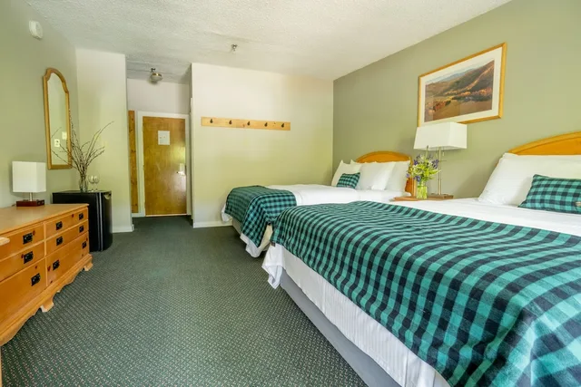 غرفة بسريرين كوين بإطلالة على الجبل بشرفة، Bolton Valley Resort Lodge 1/3