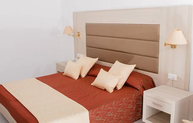 غرفة قياسية بسريرين منفصلين بإطلالة على البحر، Belair Beach Hotel 5/10