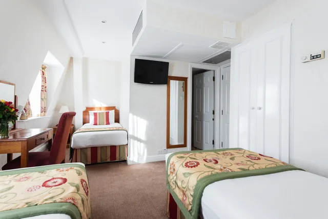 غرفة ثلاثية بسرير كينج وسرير فردي، Byron Hotel 1/7