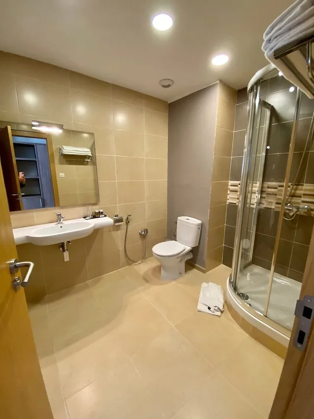 غرفة قياسية ثلاثية بسرير مزدوج وسرير فردي، Le Zenith Hotel Oran 8/8