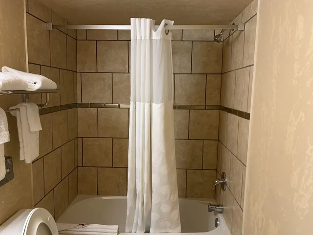 Room, King Bed, Jetted Tub, Exterior Entrance، Ramada By Wyndham West Atlantic City 5/5