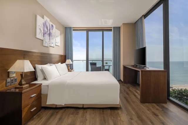 شقة بسرير كينج وسريرين منفصلين بشرفة بغرفتي نوم، Yarra Ocean Suites Danang 1/1