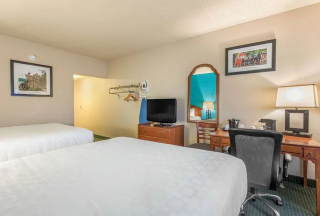 غرفة بسريرين كوين لذوي الإعاقة، AmericInn & Suites By Wyndham Baraboo Event Center 2/3