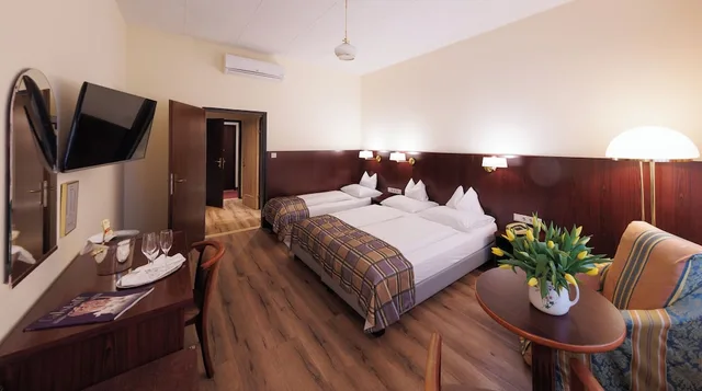 Room, Triple, 1 Double and 1 Single Bed, Hotel Continental 4/7