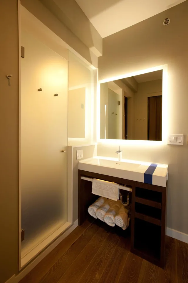 غرفة بسريرين مزدوجين بشرفة، NobleDen Hotel 4/5