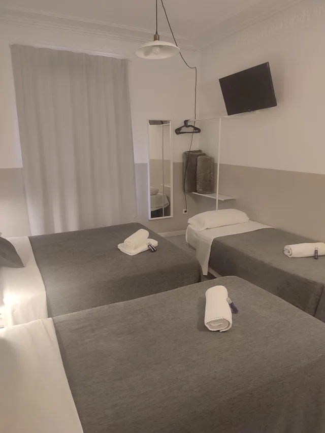 غرفة رباعية بسرير مزدوج وسريرين منفصلين، Hostal Hera 1/1