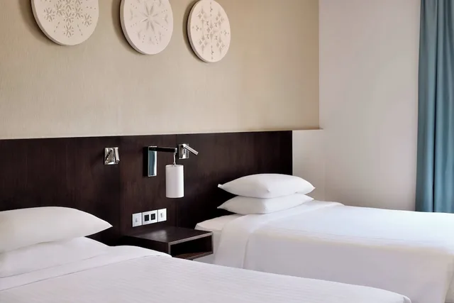 غرفة ديلوكس بسريرين مزدوجين، فندق ماريوت مطار الرياض(Riyadh Airport Marriott Hotel) 2/3