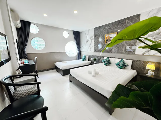 غرفة ثلاثية بسرير كوين وسرير فردي، Holiday Hotel 4/4