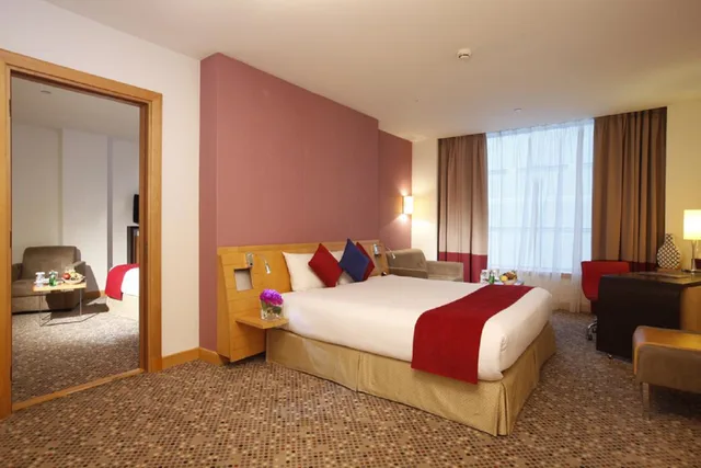 غرفة قياسية، فندق نوفوتيل بزنس بارك الدمام(Novotel Dammam Business Park) 1/2