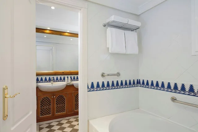 شقة بسرير كينج بشرفة بغرفة نوم واحدة مع أريكة، MARRIOTTS MARBELLA BEACH RESORT 5/7