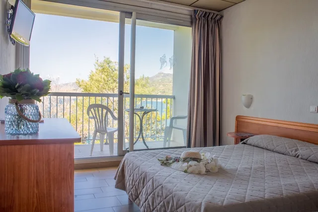 غرفة كلاسيكية بسرير مزدوج أو سريرين منفصلين بإطلالة على الحديقة، Hotel Roc E Mare 1/3