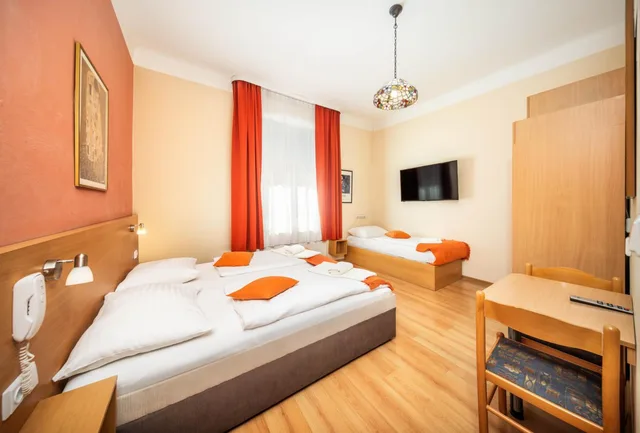 غرفة ثلاثية بسرير فردي، Hotel Golden City Garni 5/8