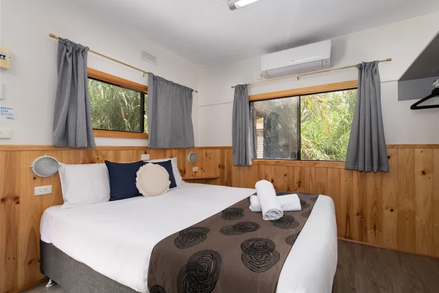 كابينة بسرير مزدوج وسريرين منفصلين، Adelaide Caravan Park 1/5