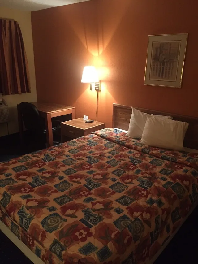غرفة قياسية بسرير كوين، Sunset Inn & Suites - Lincoln Airport 1/1